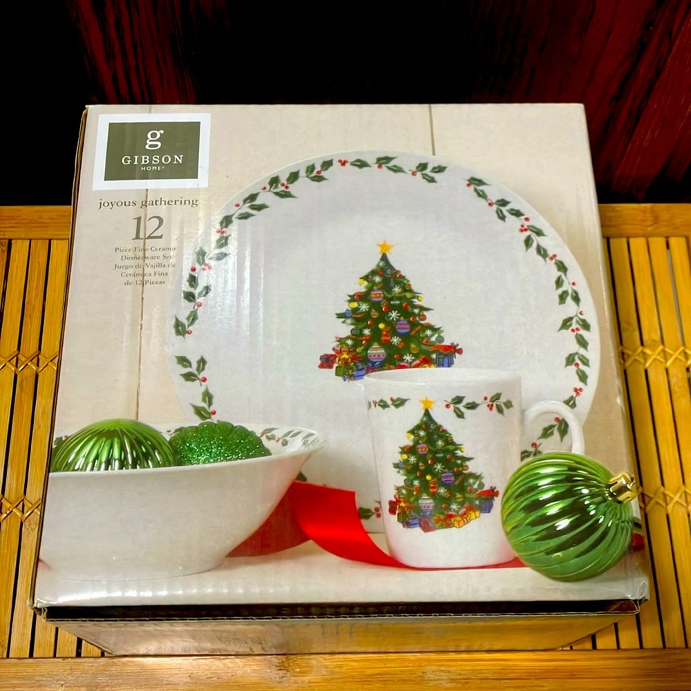 🏡🍽️Gibson Home Vintage Christmas 12 Piece Fine Dinnerware Set Service For Four